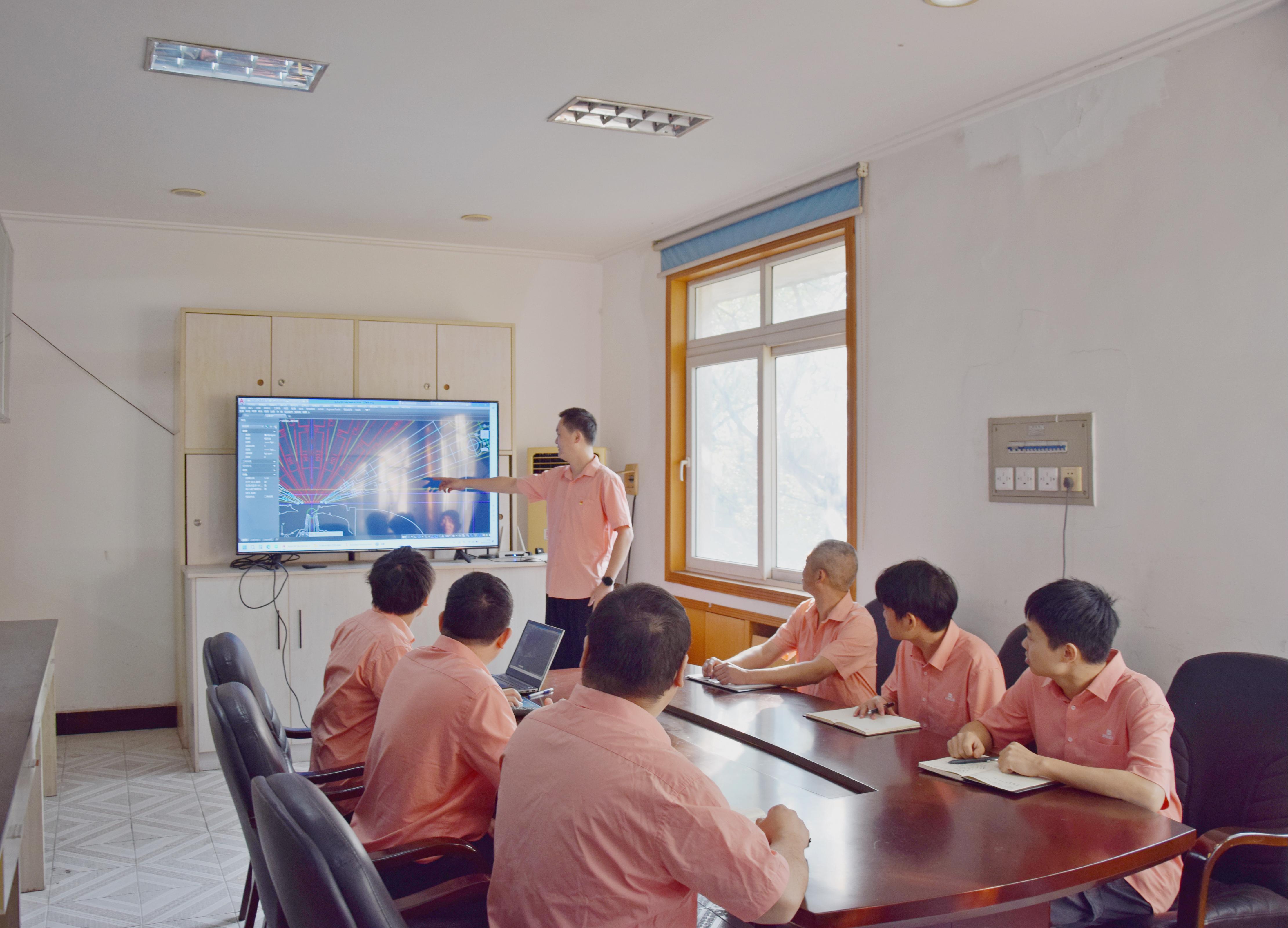 1775698193774677.jpg 研發人員圍繞新產品開展交流.jpg