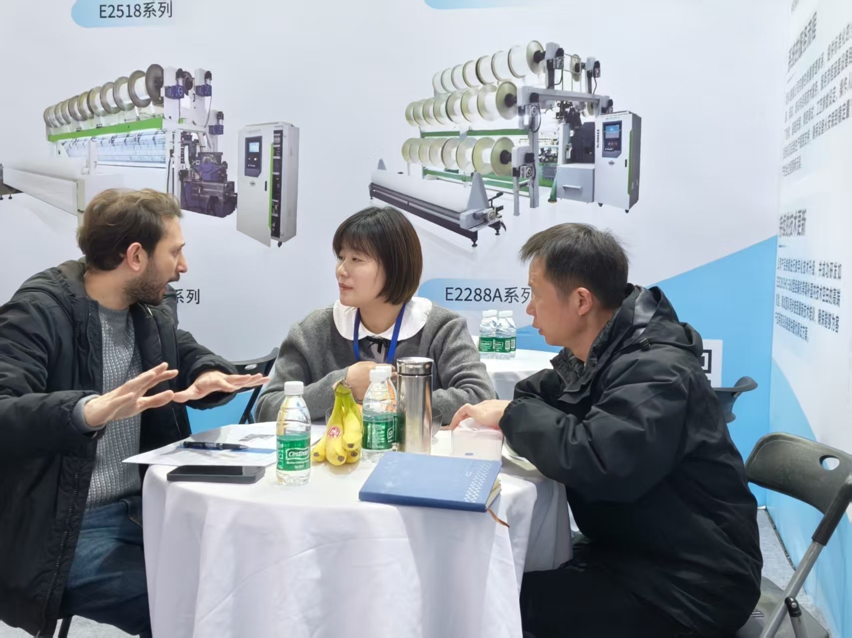 1775698252126853.jpg 在展會上向客戶推進新產品.jpg